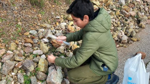 Καταρράκτης Αχαΐας: Νεαρός «γεωλόγος» συλλέγει «πλούτο» από πετρώματα με κρυστάλλους ΦΩΤΟ