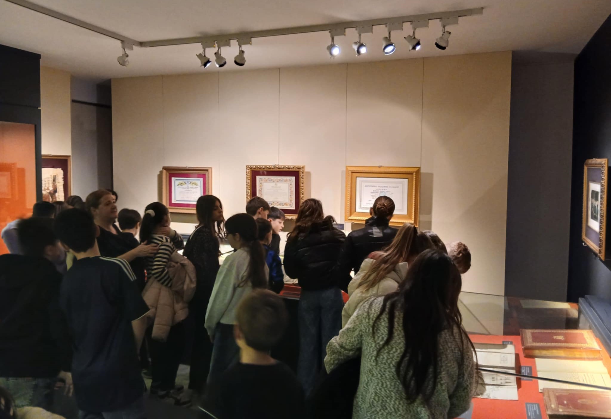 Μαθητές του Αιγίου σε πολύτιμα κειμήλια θρησκευτικής, εθνικής, ιστορικής αξίας του «Τσούνη» ΦΩΤΟ