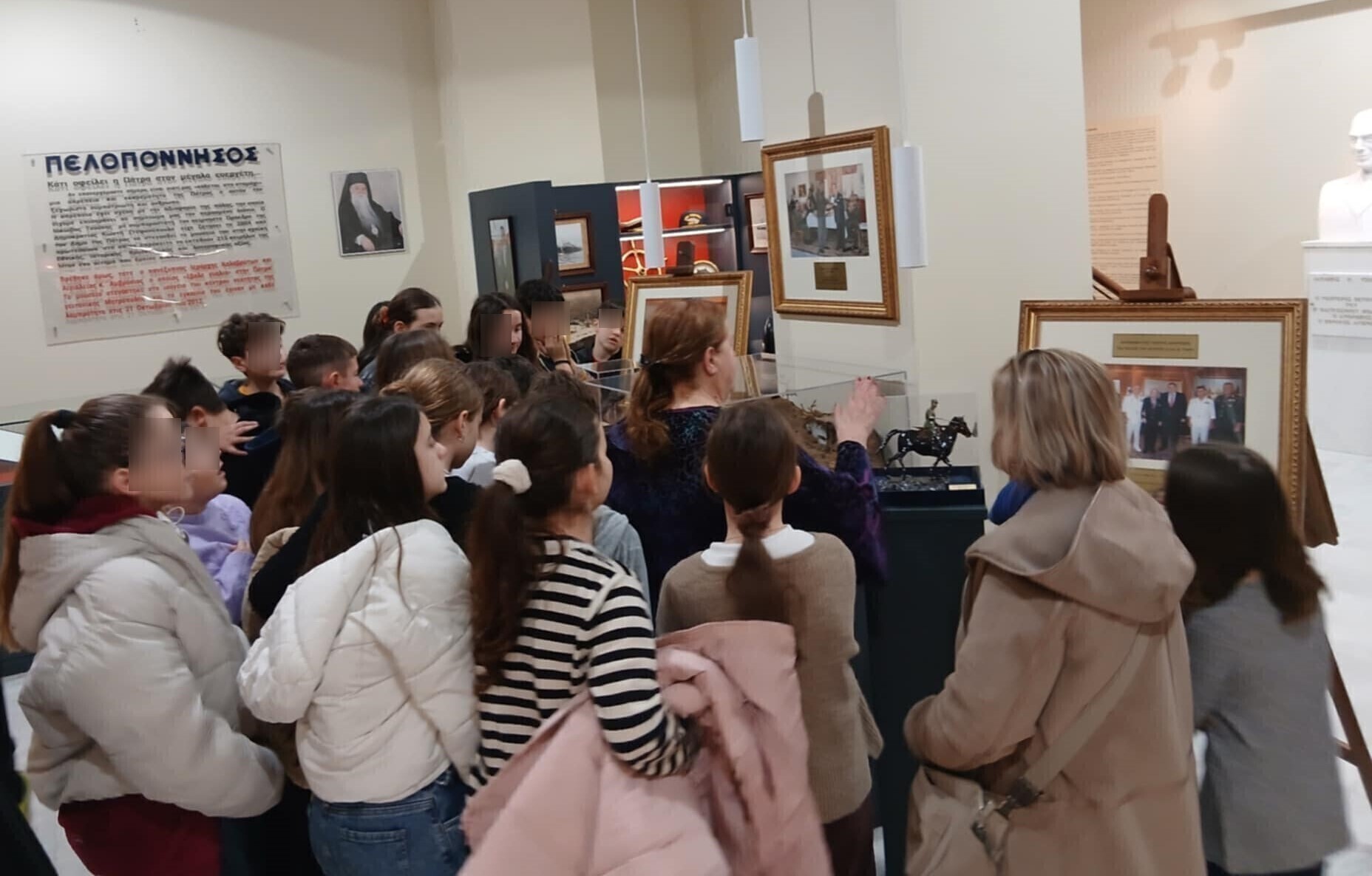 Μαθητές του Αιγίου σε πολύτιμα κειμήλια θρησκευτικής, εθνικής, ιστορικής αξίας του «Τσούνη» ΦΩΤΟ