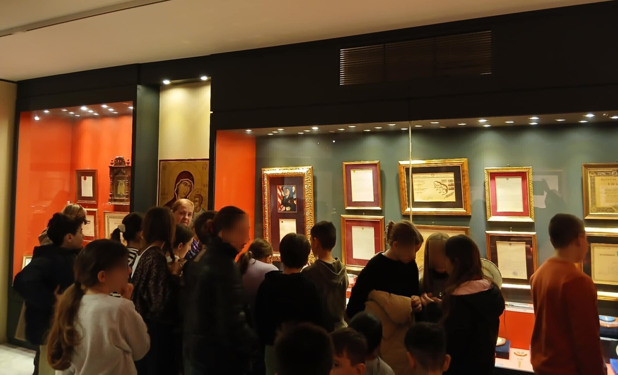 Μαθητές του Αιγίου σε πολύτιμα κειμήλια θρησκευτικής, εθνικής, ιστορικής αξίας του «Τσούνη» ΦΩΤΟ