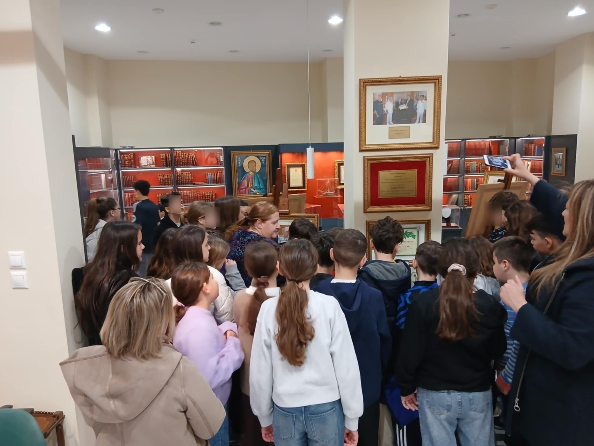 Μαθητές του Αιγίου σε πολύτιμα κειμήλια θρησκευτικής, εθνικής, ιστορικής αξίας του «Τσούνη» ΦΩΤΟ