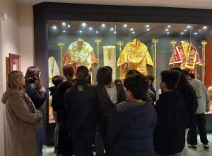 Μαθητές του Αιγίου σε πολύτιμα κειμήλια θρησκευτικής, εθνικής, ιστορικής αξίας του «Τσούνη» ΦΩΤΟ