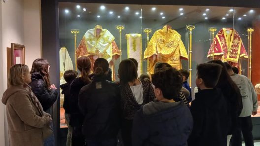 Μαθητές του Αιγίου σε πολύτιμα κειμήλια θρησκευτικής, εθνικής, ιστορικής αξίας του «Τσούνη» ΦΩΤΟ