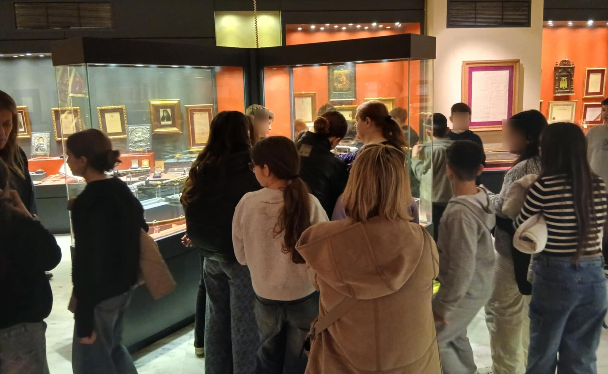 Μαθητές του Αιγίου σε πολύτιμα κειμήλια θρησκευτικής, εθνικής, ιστορικής αξίας του «Τσούνη» ΦΩΤΟ