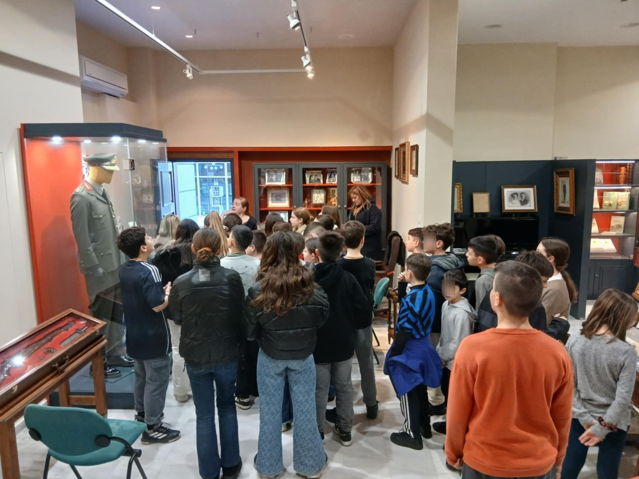 Μαθητές του Αιγίου σε πολύτιμα κειμήλια θρησκευτικής, εθνικής, ιστορικής αξίας του «Τσούνη» ΦΩΤΟ