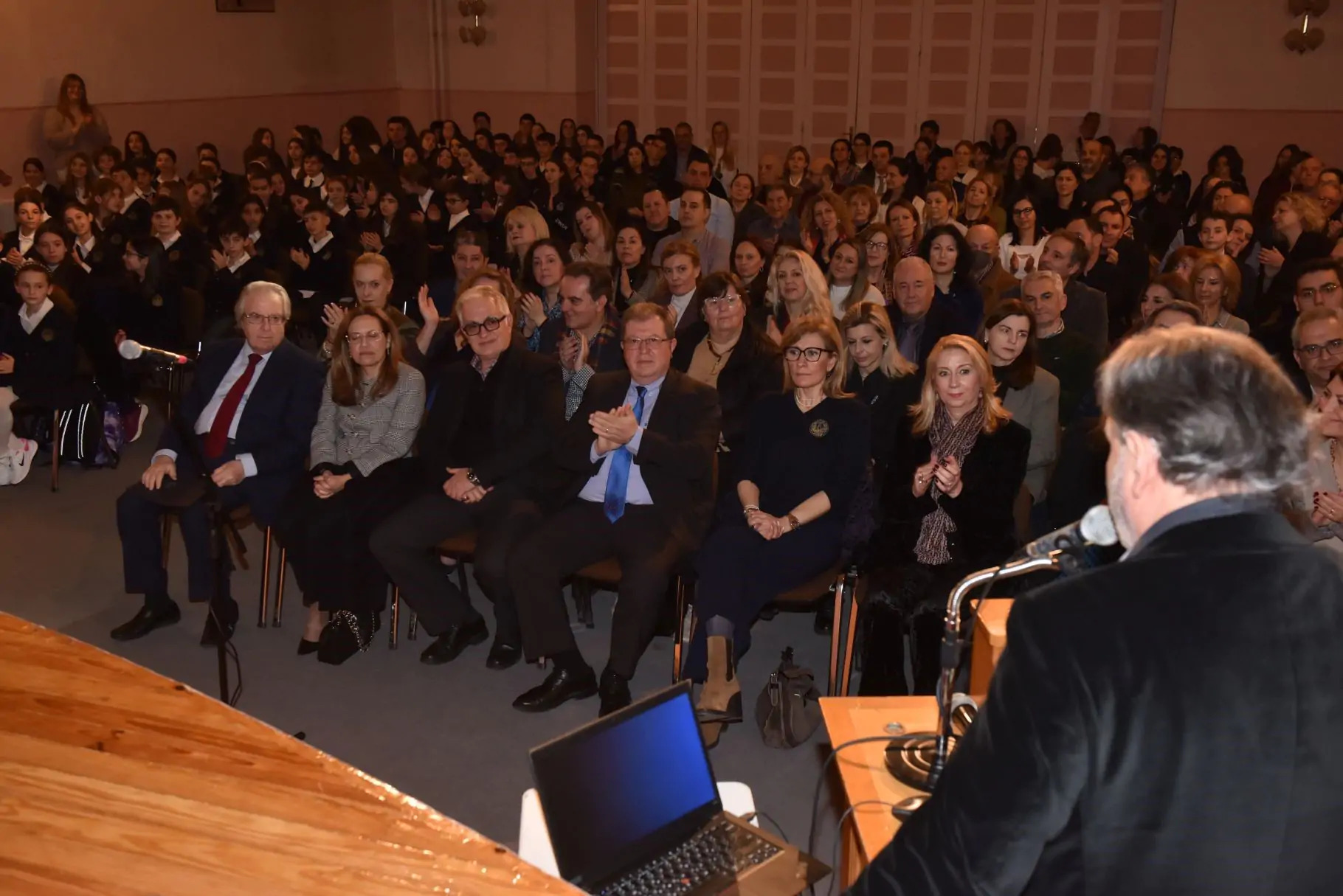 «Αρχονταρίκι» και φωτογραφία για μαθητές στο Αρσάκειο Γυμνάσιο Πάτρας ΦΩΤΟ 31 «Αρχονταρίκι» και φωτογραφία για μαθητές στο Αρσάκειο Γυμνάσιο Πάτρας ΦΩΤΟ