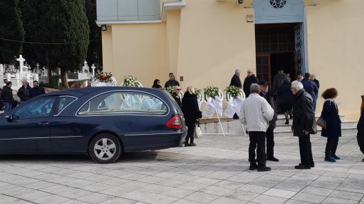 Πάτρα: Κηδεύτηκε...με παρατεταμένο χειροκρότημα ο Πέτρος Καθρέπτας ΦΩΤΟ