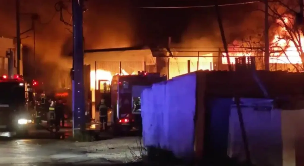 Αχαρνές: Με εκρήξεις η μεγάλη φωτιά σε εργοστάσιο πλαστικών ΒΙΝΤΕΟ