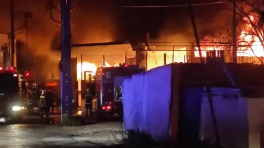 Αχαρνές: Με εκρήξεις η μεγάλη φωτιά σε εργοστάσιο πλαστικών ΒΙΝΤΕΟ