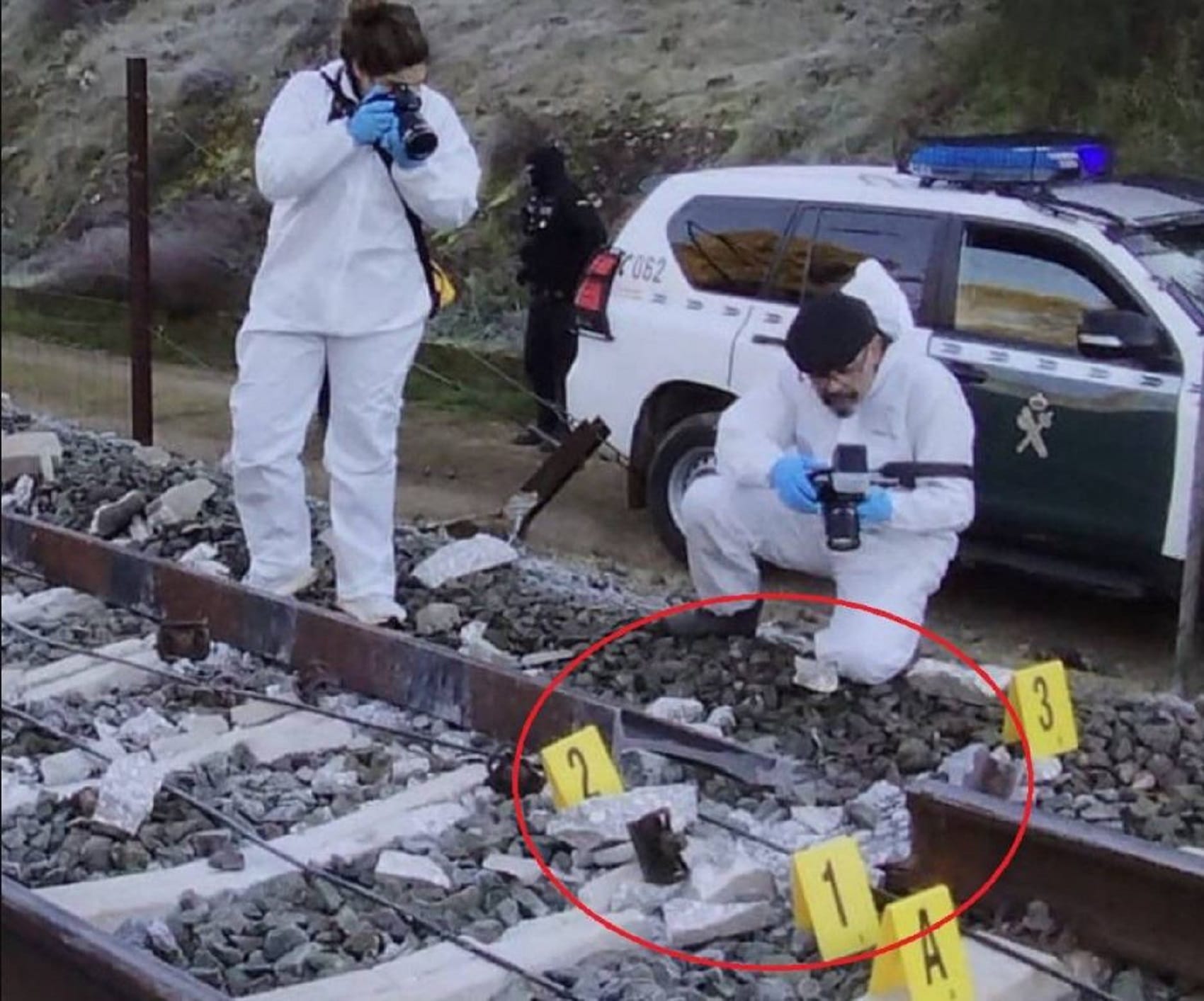 Ισπανία: Στους 40 οι νεκροί και καταγγελίες για αγνοούμενους στο σιδηροδρομικό δυστύχημα - Στις ράγες οι έρευνες 27 Ισπανία: Στους 40 οι νεκροί και καταγγελίες για αγνοούμενους στο σιδηροδρομικό δυστύχημα – Στις ράγες οι έρευνες