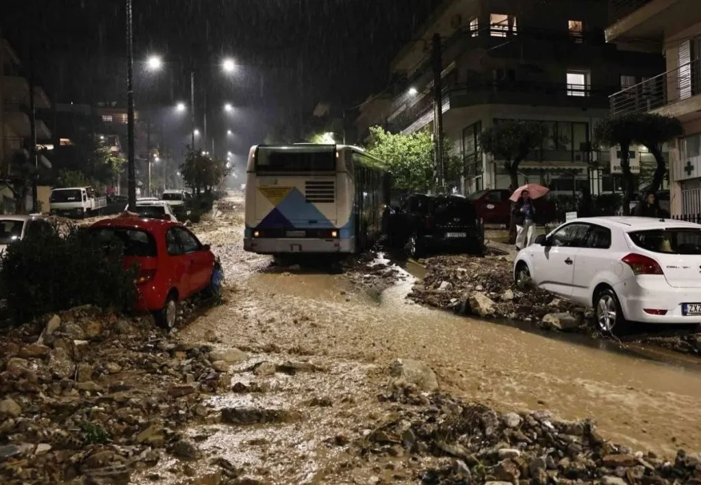 Σάρωσε τη χώρα η φονική κακοκαιρία: Νεκροί, πλημμύρες και παγίδες θανάτου ΒΙΝΤΕΟ-ΦΩΤΟ