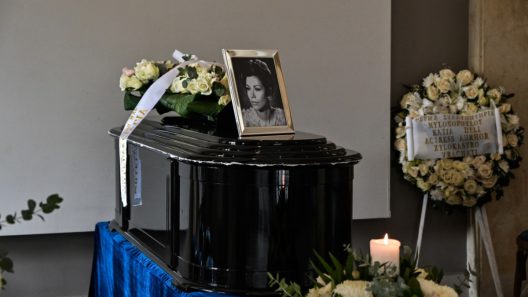 Συγκίνηση και χειροκρότημα για την Μέλπω Ζαρόκωστα ΦΩΤΟ