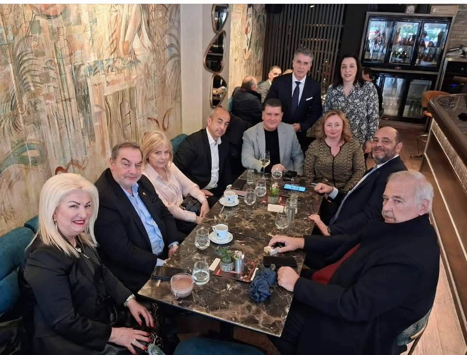 Χαλαρό καφέ για τον Ιάσωνα Φωτήλα στο «επαναστατικό» Αίγιο ΦΩΤΟ