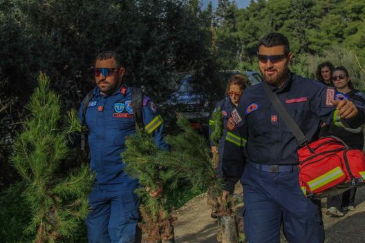 Δενδροφύτευση των Εθελοντών Πυροσβεστών στο Γηροκομειό Πατρών ΦΩΤΟ