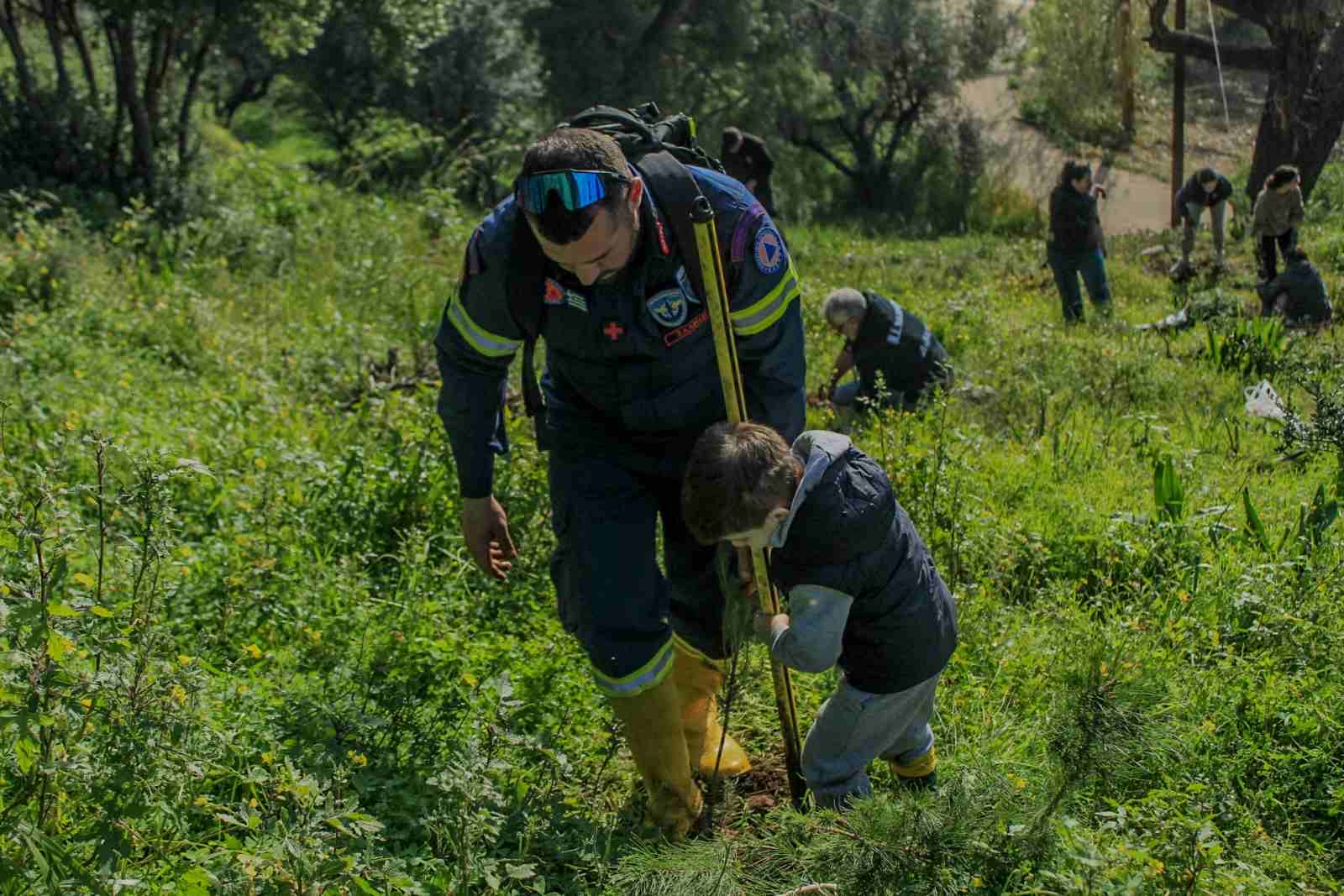 Δενδροφύτευση των Εθελοντών Πυροσβεστών στο Γηροκομειό Πατρών ΦΩΤΟ