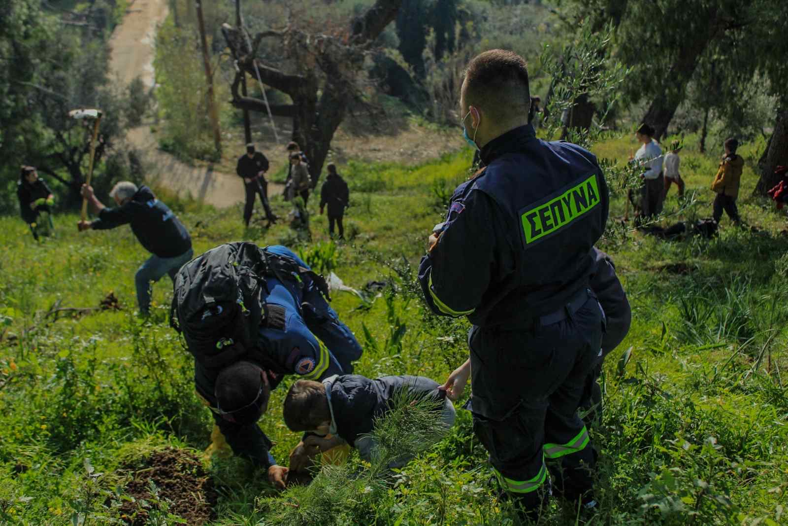 Δενδροφύτευση των Εθελοντών Πυροσβεστών στο Γηροκομειό Πατρών ΦΩΤΟ