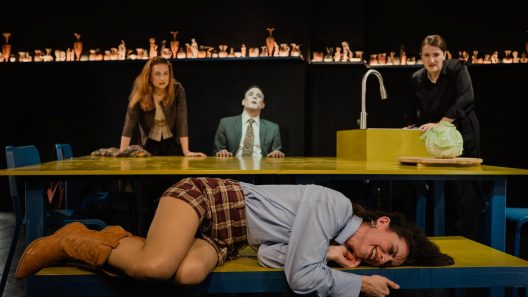 «Και τα αγάλματα πεθαίνουν αν δεν τα κοιτά κανείς», τελευταίες παραστάσεις στην Πάτρα