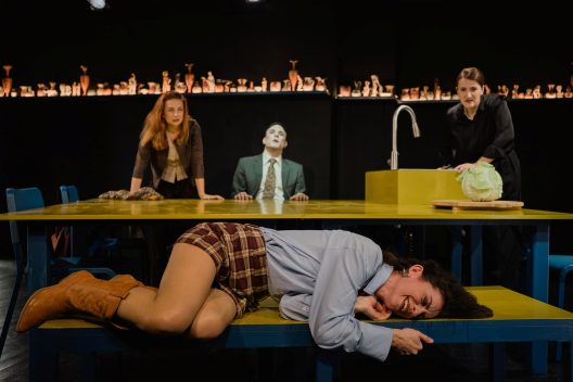 «Και τα αγάλματα πεθαίνουν αν δεν τα κοιτά κανείς», τελευταίες παραστάσεις στην Πάτρα