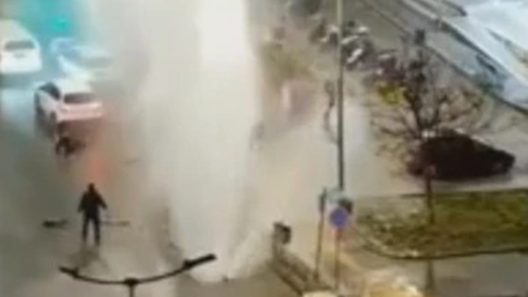 «Εκρηξη» αγωγού νερού εκτοξεύει εργάτες στη Θεσσαλονίκη ΒΙΝΤΕΟ