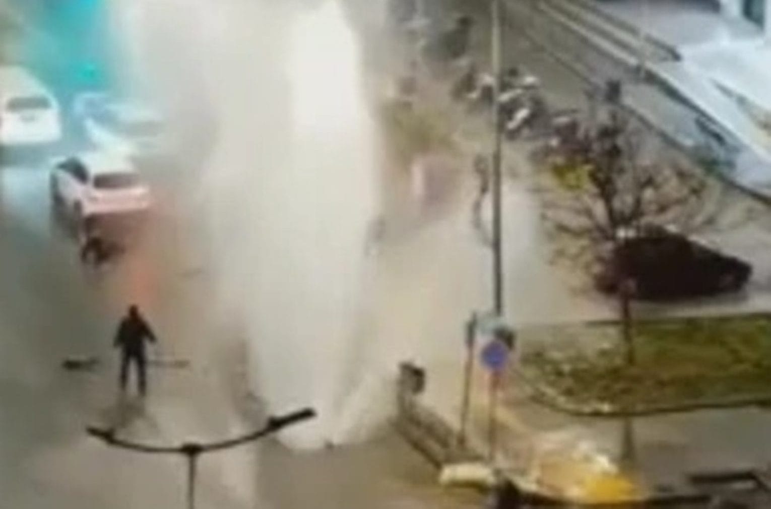 «Εκρηξη» αγωγού νερού εκτοξεύει εργάτες στη Θεσσαλονίκη ΒΙΝΤΕΟ