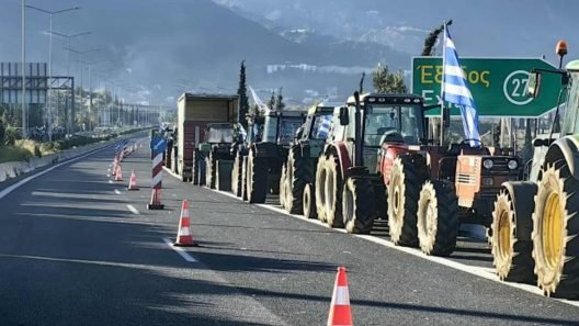 Κανονικά η κυκλοφορία στην Περιμετρική Πατρών, παραμένουν τα τρακτέρ