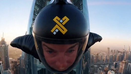 ΒΙΝΤΕΟ με αλεξιπτωτιστή να περνά με 200 χλμ/ώρα από την «τρύπα της βελόνας» στο Ντουμπάι