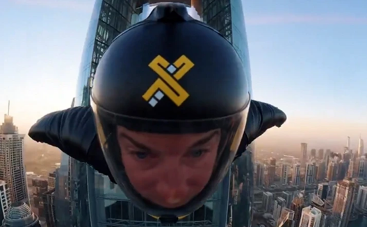 ΒΙΝΤΕΟ με αλεξιπτωτιστή να περνά με 200 χλμ/ώρα από την «τρύπα της βελόνας» στο Ντουμπάι