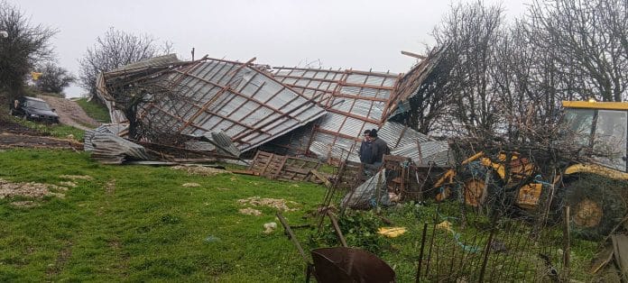 Ηλεία: Kαταστροφικό πέρασμα ανεμοστρόβιλου ΦΩΤΟ 25 Ηλεία: Kαταστροφικό πέρασμα ανεμοστρόβιλου ΦΩΤΟ