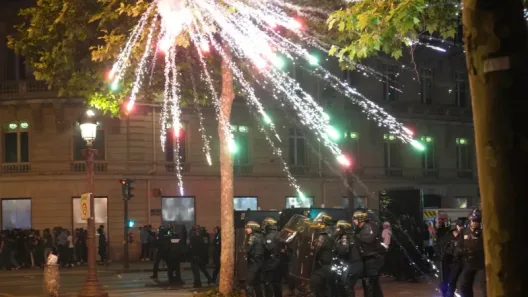 Παρίσι: Ολονύχτια επεισόδια μετά τον αγώνα Σενεγάλη – Μαρόκο ΒΙΝΤΕΟ