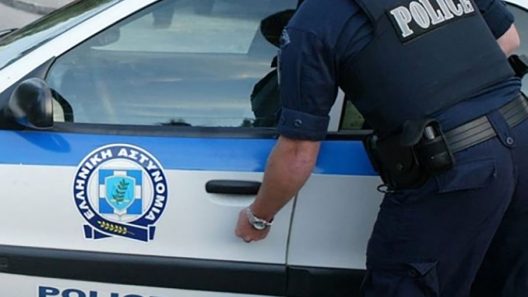 Ναύπακτος: 14χρονη έκλεψε κοσμήματα και στη θέα των Αστυνομικών...