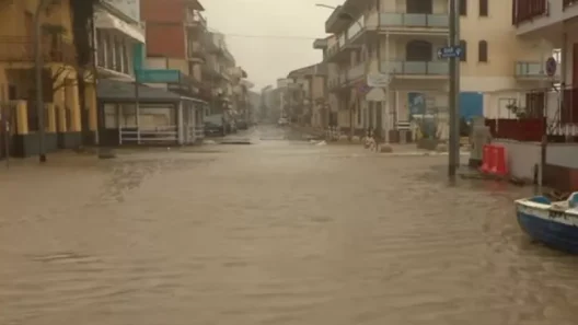Ιταλία: «Τσουνάμι» από κυκλώνα πλημμύρισε πόλεις ΒΙΝΤΕΟ