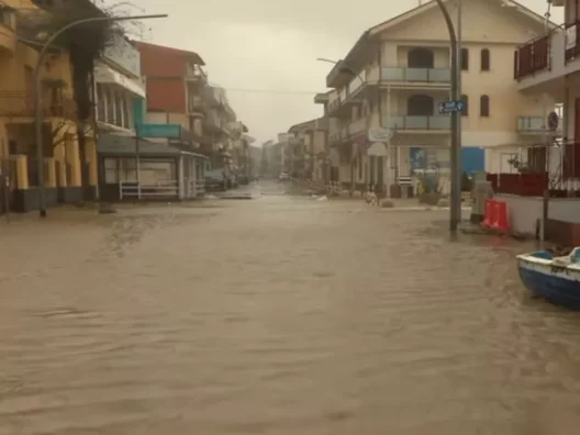Ιταλία: «Τσουνάμι» από κυκλώνα πλημμύρισε πόλεις ΒΙΝΤΕΟ