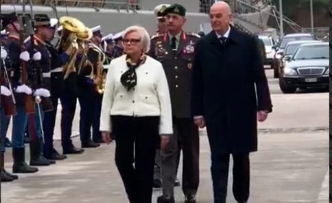 O Δένδιας υποδέχθηκε στη φρεγάτα «Κίμων» τη Γαλλίδα υπουργό ΒΙΝΤΕΟ ΦΩΤΟ