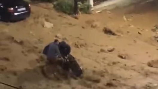 Η διάσωση γυναίκας από ορμητικά νερά στη Γλυφάδα ΒΙΝΤΕΟ