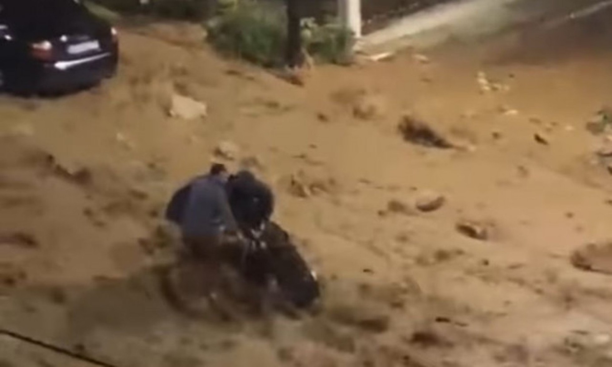 Η διάσωση γυναίκας από ορμητικά νερά στη Γλυφάδα ΒΙΝΤΕΟ 27 Η διάσωση γυναίκας από ορμητικά νερά στη Γλυφάδα ΒΙΝΤΕΟ