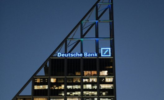 Έφοδος εισαγγελέων για έρευνα στην Deutsche Bank