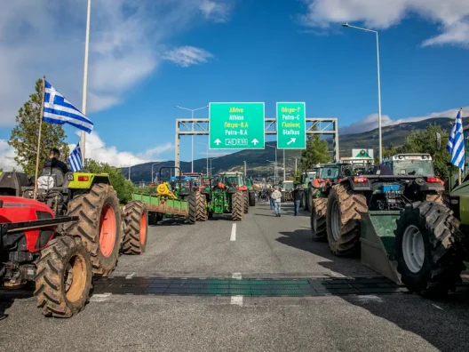 Πάτρα: Αποχωρούν από το μπλόκο της Περιμετρικής οι αγρότες - Κλιμακώνουν αλλιώς μετά τη συνάντηση με Μητσοτάκη 26 Πάτρα: Αποχωρούν από το μπλόκο της Περιμετρικής οι αγρότες - Κλιμακώνουν αλλιώς μετά τη συνάντηση με Μητσοτάκη