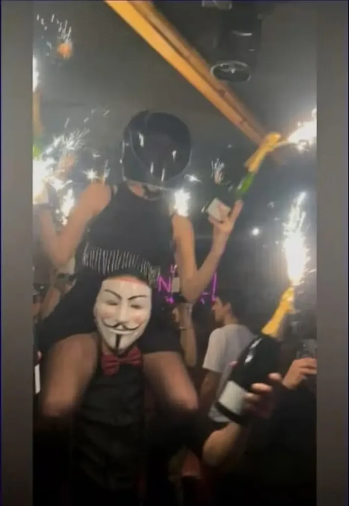 Κραν Μοντανά: Αποκαλυπτική η μοναδική επιζήσασα σερβιτόρα απο την πύρινη κόλαση ΦΩΤΟ - ΒΙΝΤΕΟ 30 Οι «φλεγόμενες» σαμπάνιες μεταφέρονται από σερβιτόρους