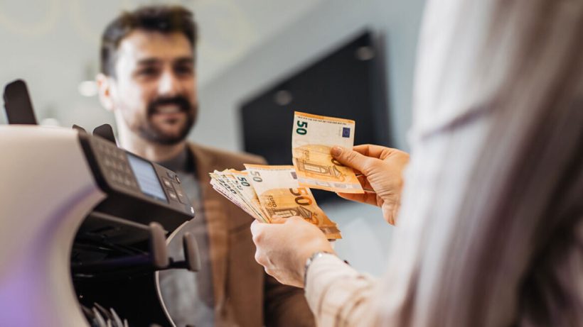 Ποια επιδόματα αυξάνονται - Αναλυτικά οι κυβερνητικές αποφάσεις