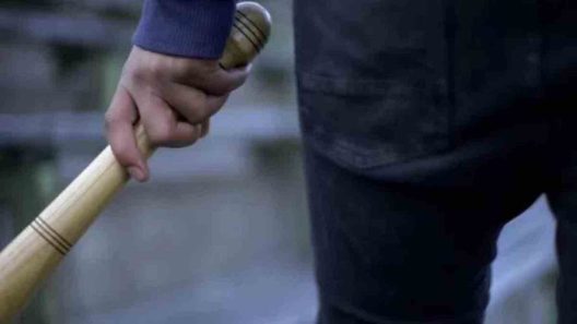 Πάτρα: Επίθεση με ρόπαλα και σιδερογροθιά για μπλούζα με Ελληνική σημαία