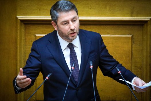 Ανδρουλάκης: Είστε πολιτικοί απατεώνες της κυβέρνησης, να παραιτηθεί ο Φλωρίδης