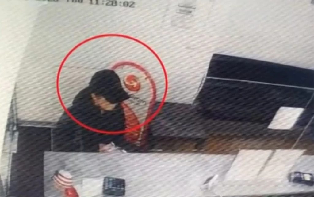 Η Λόρα την ώρα που εκδίδει εισιτήριο για τη Γερμανία