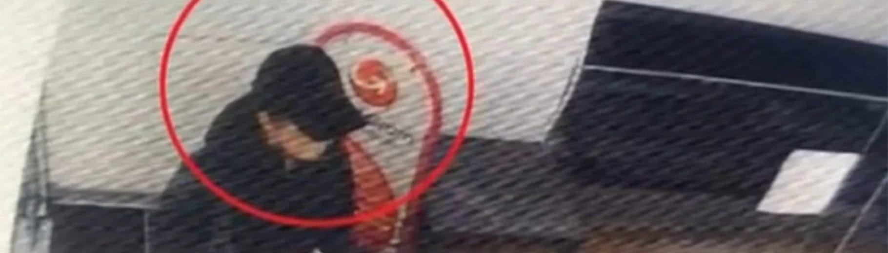 Η Λόρα την ώρα που εκδίδει εισιτήριο για τη Γερμανία