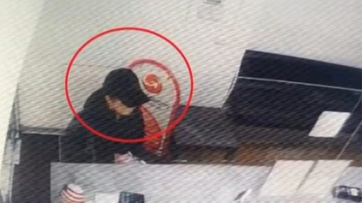 Η Λόρα την ώρα που εκδίδει εισιτήριο για τη Γερμανία