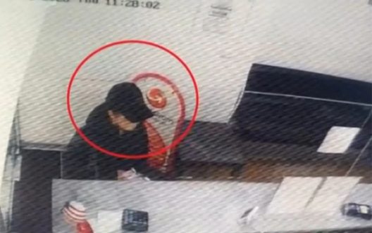 Η Λόρα την ώρα που εκδίδει εισιτήριο για τη Γερμανία