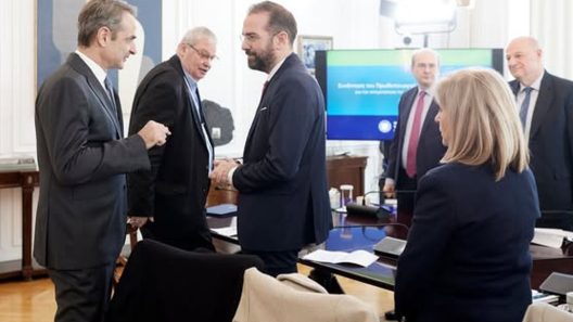 Ο Νεκτάριος Φαρμάκης με τον Πρωθυπουργό κατά τη σύσκεψη στο Μαξίμου