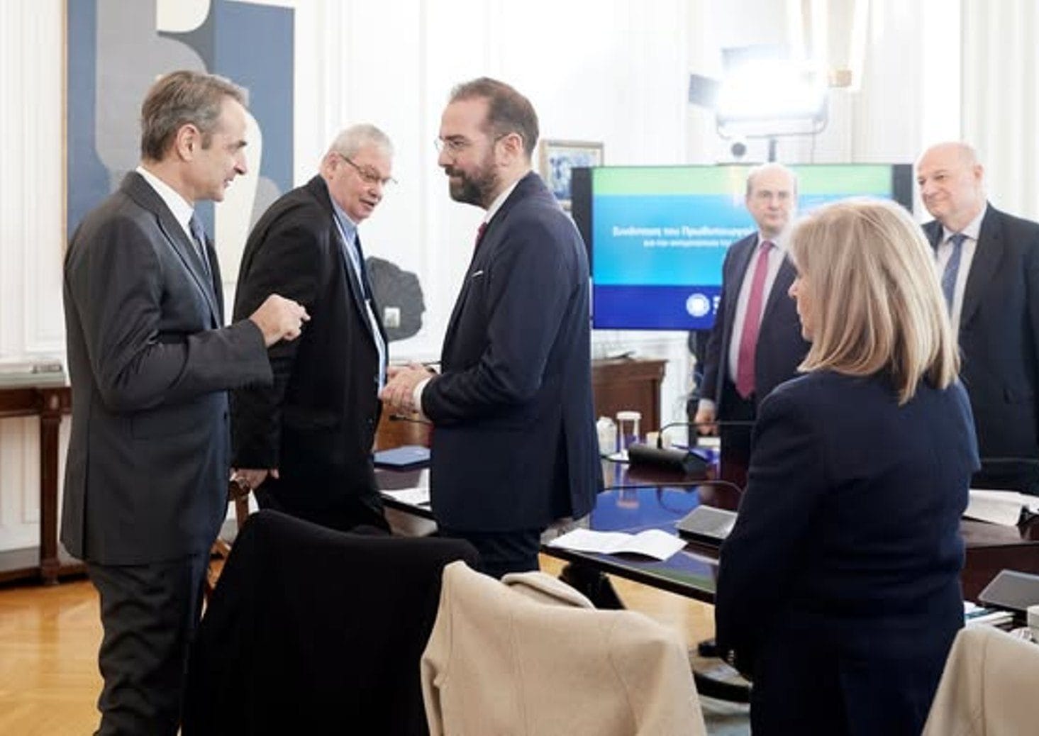 Ο Νεκτάριος Φαρμάκης με τον Πρωθυπουργό κατά τη σύσκεψη στο Μαξίμου