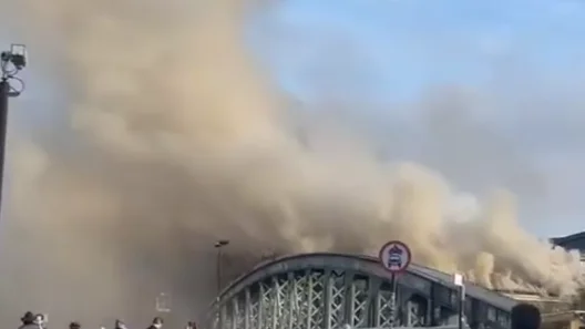 Λονδίνο: Πυρκαγιά κοντά σε Σιδηροδρομικό Σταθμό ΒΙΝΤΕΟ