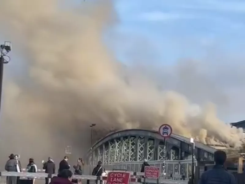 Λονδίνο: Πυρκαγιά κοντά σε Σιδηροδρομικό Σταθμό ΒΙΝΤΕΟ