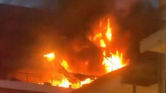 Φωτιά σε διαμερίσματα στο κέντρο της Αλεξάνδρειας ΒΙΝΤΕΟ